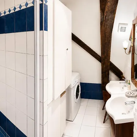 Les Toits Du Tonnelier - 64m2 - Plein Centre Medieval - Sauna - Garage Apartment