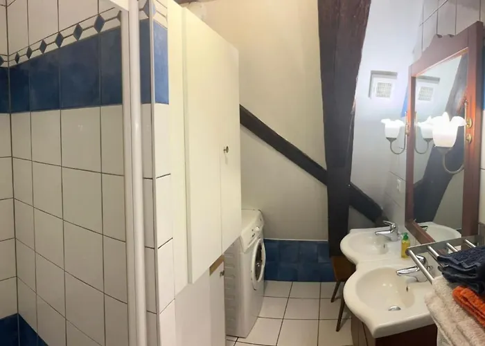 Les Toits Du Tonnelier - 64 M2 - Situation Plein Centre Medieval - Sauna - 2 Garages Apartment